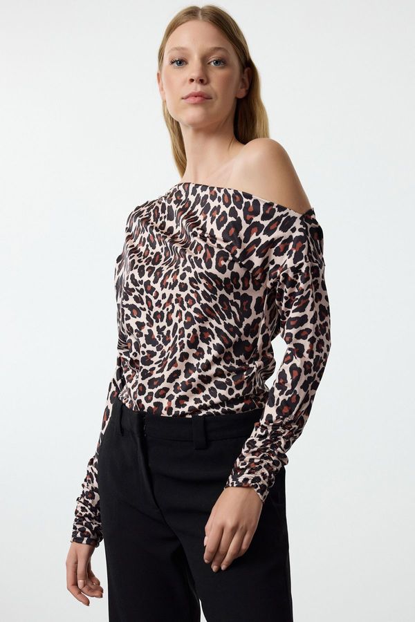 Trendyol Trendyol Multicolored Leopard Printed Collar Flowy Stretchy Knitted Blouse