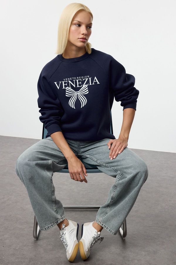 Trendyol Trendyol Navy Blue Relaxed/Comfortable Pattern Raglan Sleeve Slogan and Bow Printed Knitted Sweatshirt