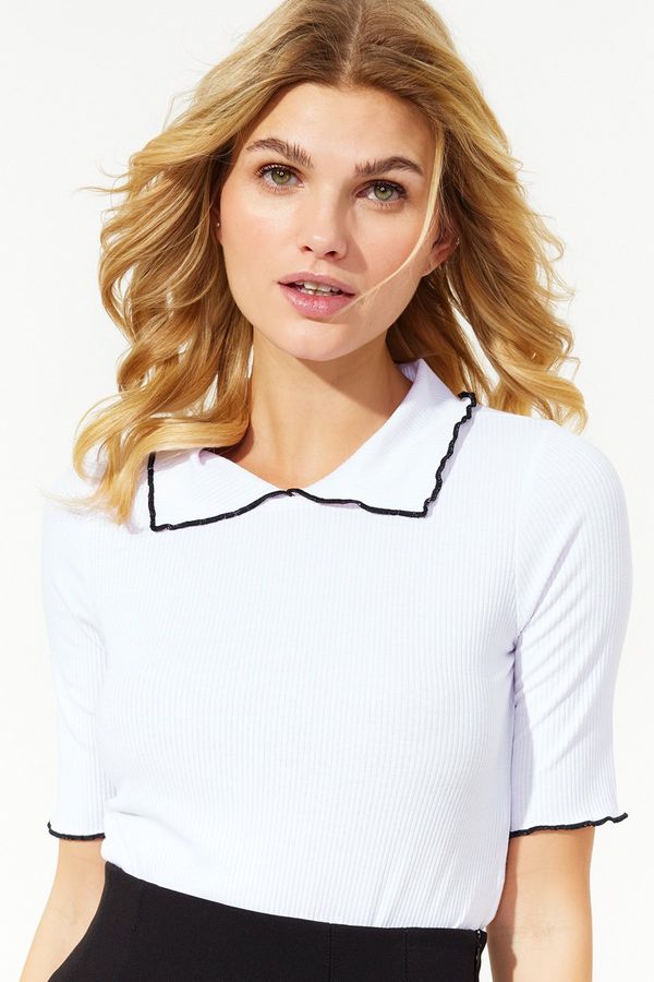 Trendyol Trendyol White Collar Detailed Fitted/Situated Knitted Blouse