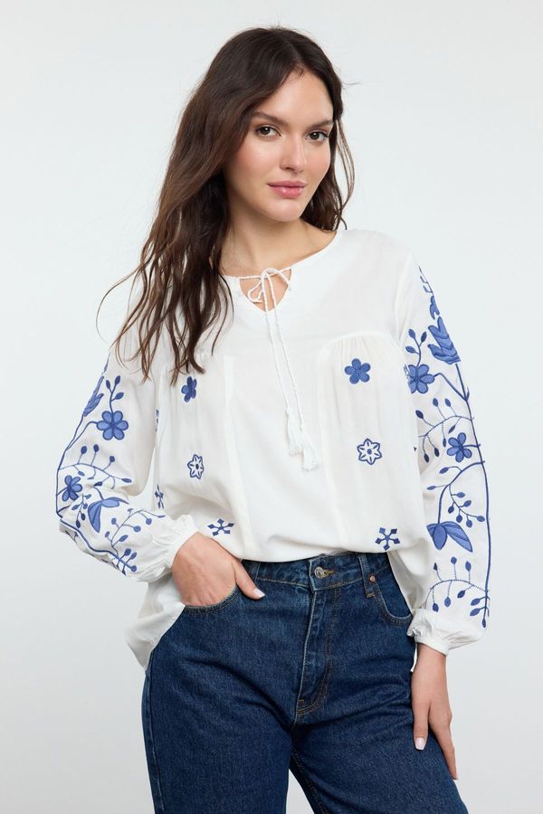 Trendyol Trendyol White Embroidered Neck Tie Detailed Woven Blouse