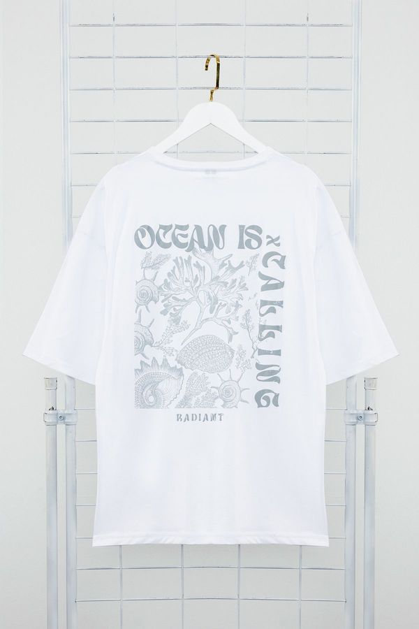 Trendyol Trendyol White Oversize/Wide Cut 100% Cotton T-shirt with Raised Text Printed on the Back