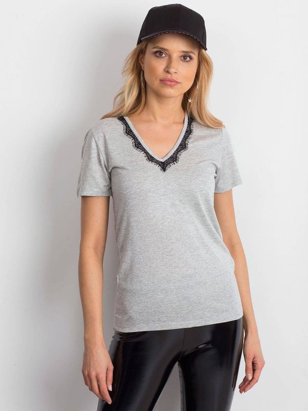 Yups V-neck blouse decorated with gray lace