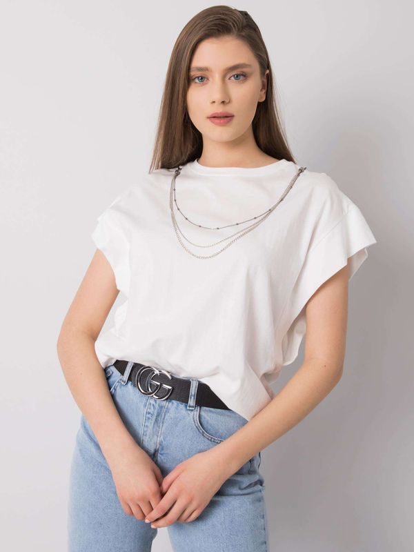 Fashionhunters White T-shirt with necklace Arianna RUE PARIS