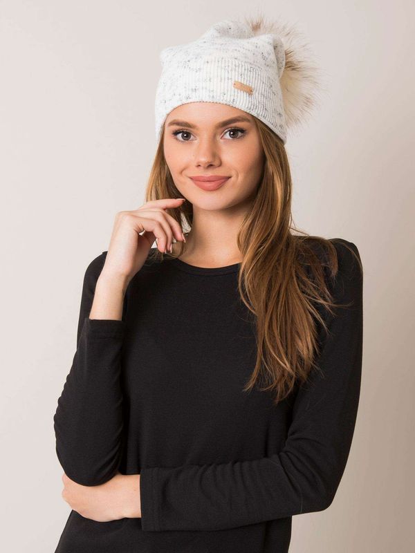 Fashionhunters Women's cap RUE PARIS Ecru with pompom