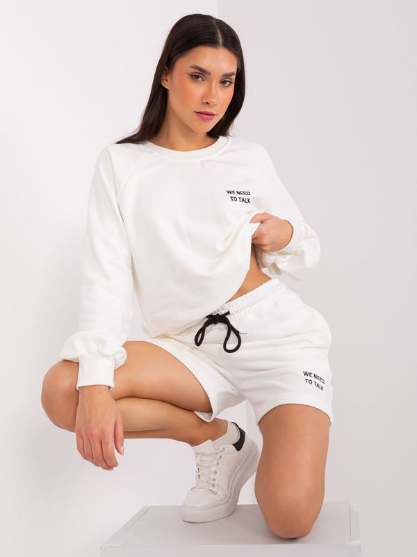 Fashionhunters Women's Ecru tracksuit with shorts