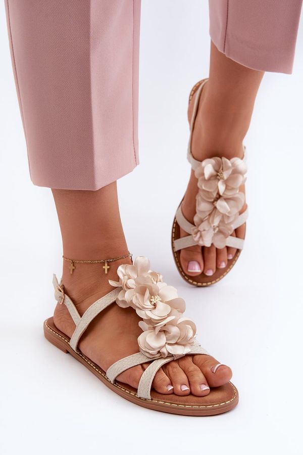 Kesi Women's flat sandals decorated with flowers, beige Abidina
