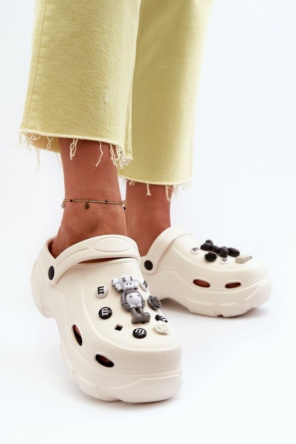 Kesi Women's foam slippers with solid soles, White Matirra