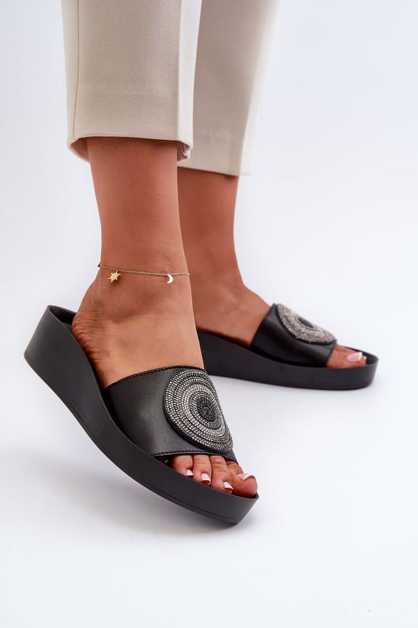 Kesi Women's leather flip-flops with S decoration. Barski Black