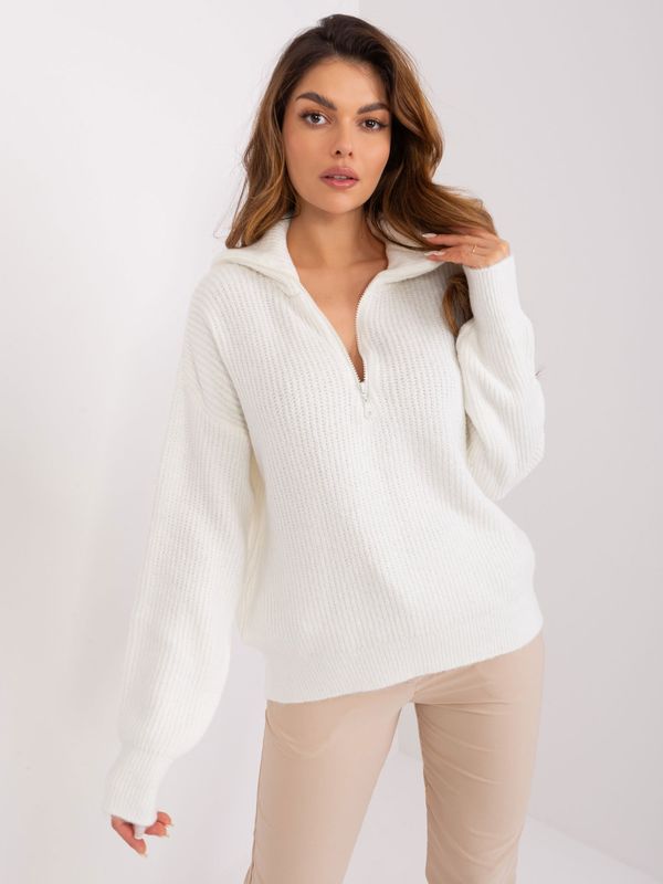 Fashionhunters Women's oversize turtleneck sweater Ecru