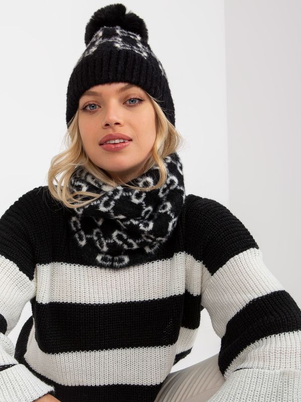 Fashionhunters Women's winter cap black and white pattern